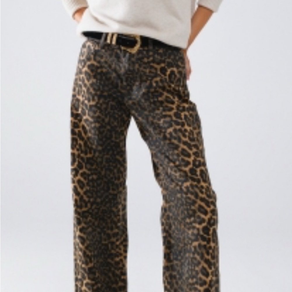 New! Q2 Leopard Print Wide-Leg Jeans Size Medium. 32” inseam.